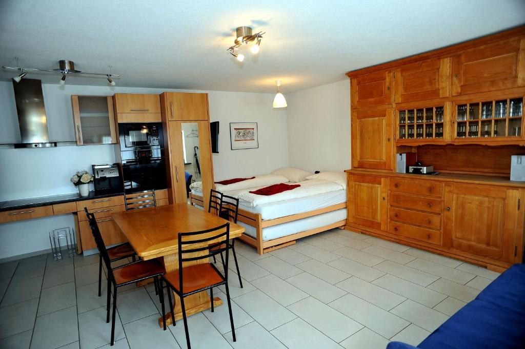 Niros Bed & Breakfast Birsfelden Quarto foto