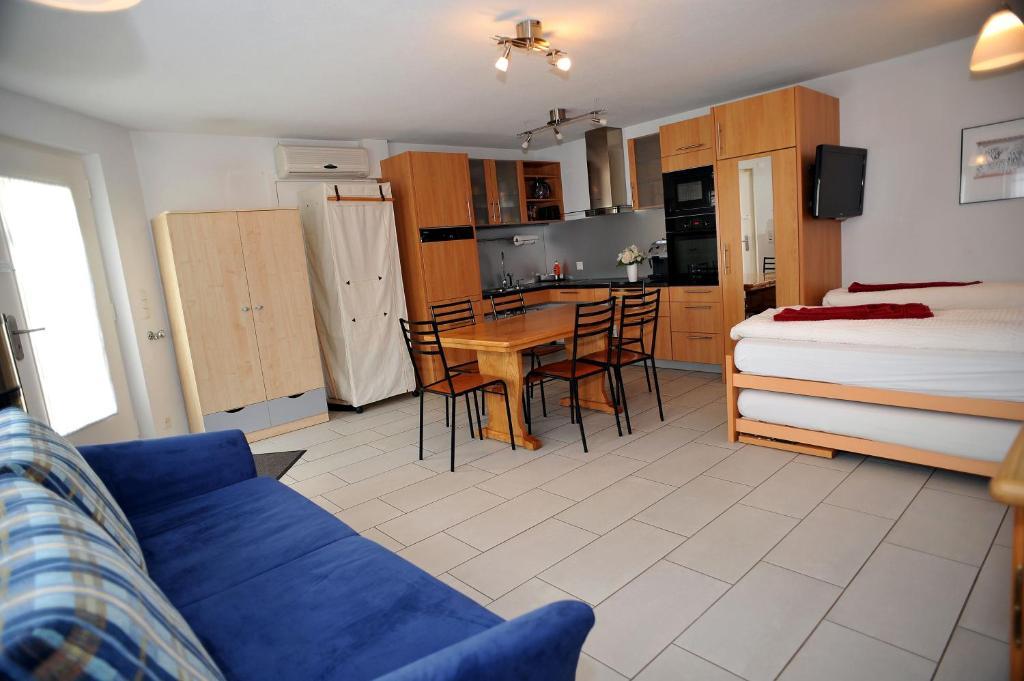 Niros Bed & Breakfast Birsfelden Quarto foto