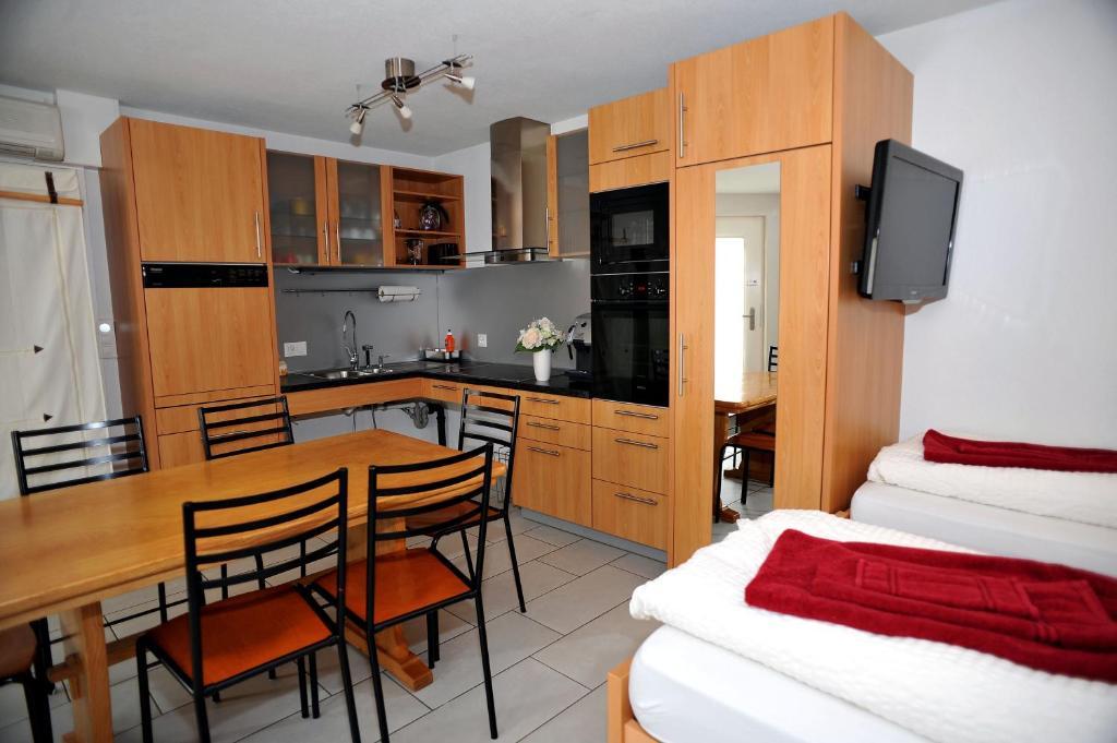 Niros Bed & Breakfast Birsfelden Quarto foto