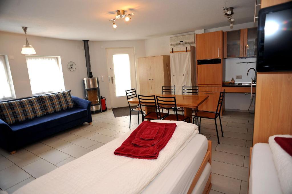 Niros Bed & Breakfast Birsfelden Quarto foto