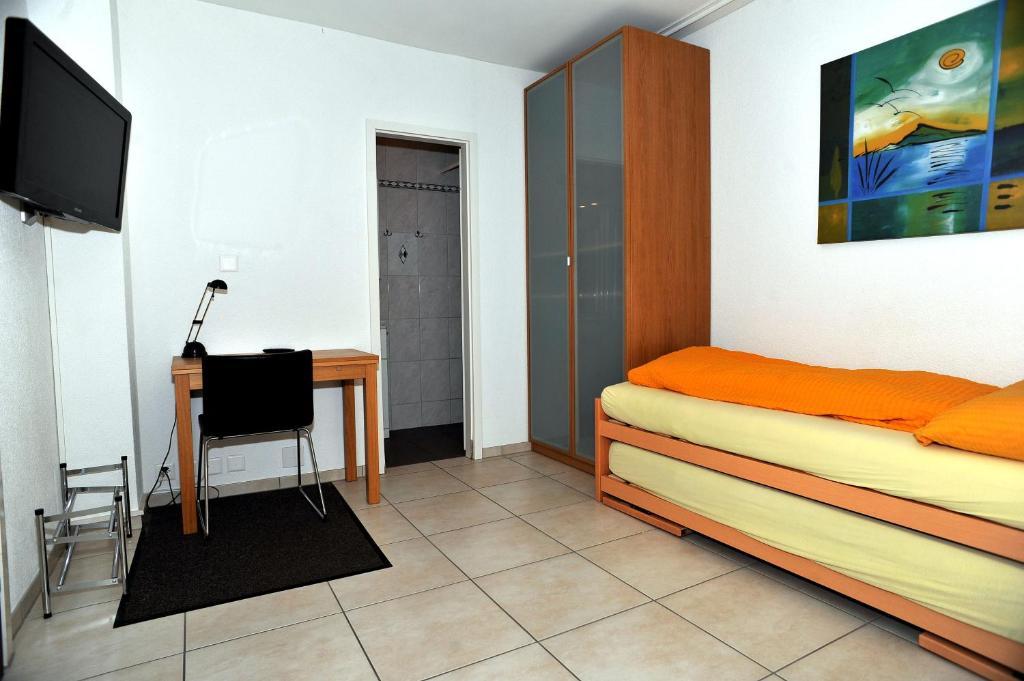 Niros Bed & Breakfast Birsfelden Quarto foto