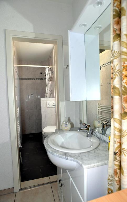 Niros Bed & Breakfast Birsfelden Quarto foto
